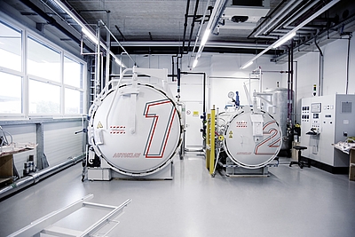 Wound and laminated parts are cured under pressure in the autoclave. © Peak Technology GmbH