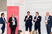 v.l.: Markus Brunnthaler (Miraplast), Thomas Seul (Hochschule Schmalkalden), Josef und Mario Haidlmair (Haidlmair) mit Elmar Paireder (Business Upper Austria) beim Podiumstalk zum Thema „Nachhaltige Unternehmensentwicklung“ © Pixory/Business Upper Austria