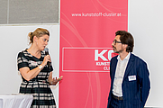 Moderatorin Kerstin Sochor, Redakteurin der Österreichischen Kunststoffzeitschrift, führt fachkompetent durch das Programm. Hier im Gespräch mit Markus Brunnthaler, für dessen Unternehmen Miraplast die richtige Balance zwischen Technologie und Märkten wichtig war und ist, um über Jahrzehnte erfolgreich mit Kunststoff am Markt zu agieren © Pixory/Business Upper Austria