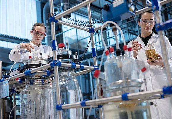 Zwei Frauen in Labor Kitteln arbeiten mit Schutzbrillen im Labor ©Kompetenzzentrum Holz GmbH