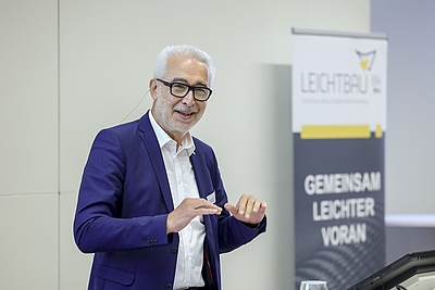 A2LT-Projektmanager Josef Schachner-Nedherer über die Erfolgsfaktoren für einen zukunftsorientierten Leichtbau beim Technologietag der Leichtbau-Allianz Baden-Württemberg in Stuttgart © Leichtbau-Allianz Baden-Württemberg