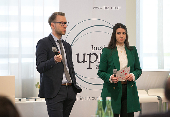 v. l.: Christian Mayr und Ashna Mudaffer (beide Business Upper Austria) führten am 9. März durch die Session Industrie & Produktion ©cityfoto.at/Roland Pelzl